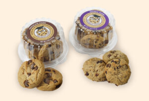 Chocolate Chunks and Oatmeal Raisins Chocolate Chunks and Oatmeal Raisins in clear grab-and-go clamshell containers